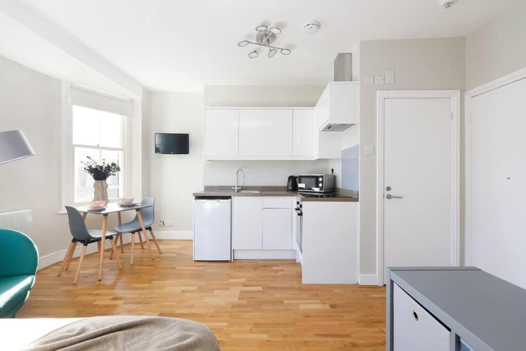 Cosy Studio Flat Moments From The Beach, Kemptown ブライトン エクステリア 写真